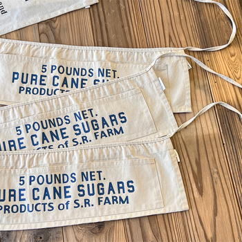 Bērnu priekšauts, japāņu stila, daudzfunkcionāls, mīksti apstrādāts audums, ar burtiem rakstu