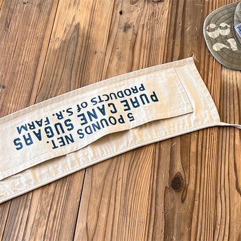 Bērnu priekšauts, japāņu stila, daudzfunkcionāls, mīksti apstrādāts audums, ar burtiem rakstu