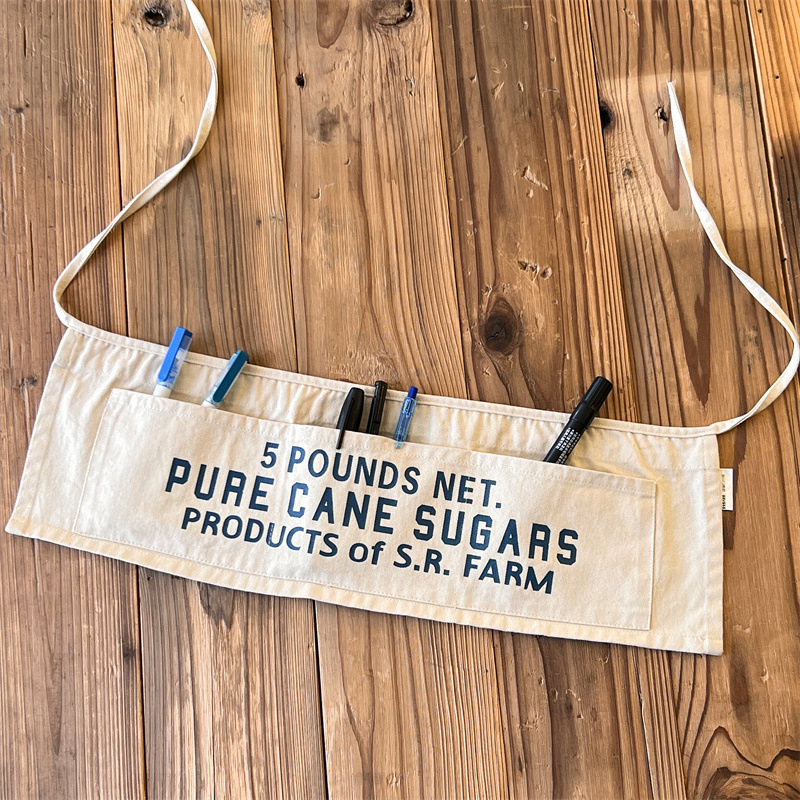 Bērnu priekšauts, japāņu stila, daudzfunkcionāls, mīksti apstrādāts audums, ar burtiem rakstu