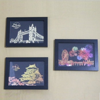 Scratch-off fotorāmis – Korejas pilsētas nakts skats; taisnstūrveida formā; materiāls: mākslīgā plāksne; zīmols Jumping Deer; sērija: fotorāmis