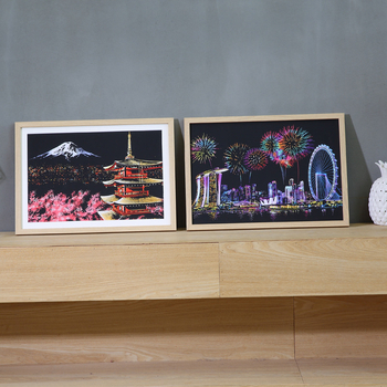 Scratch-off fotorāmis – Korejas pilsētas nakts skats; taisnstūrveida formā; materiāls: mākslīgā plāksne; zīmols Jumping Deer; sērija: fotorāmis