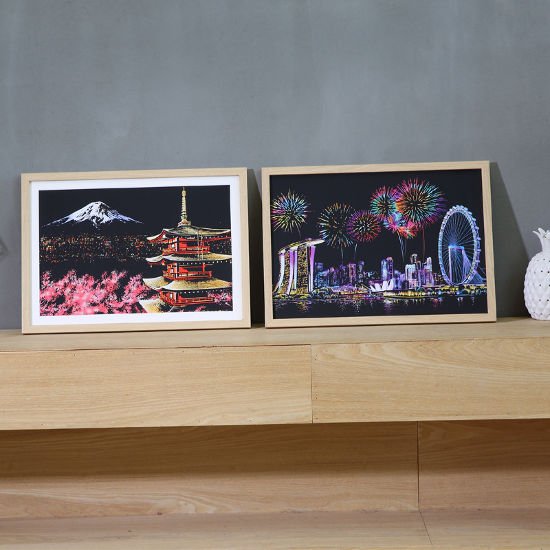 Scratch-off fotorāmis – Korejas pilsētas nakts skats; taisnstūrveida formā; materiāls: mākslīgā plāksne; zīmols Jumping Deer; sērija: fotorāmis