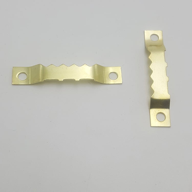 Nuotraukų rėmo kabykla – dantytas dvipusis kabliukas (Medžiaga: Metalas; Gamybos procesas: Elektroplakavimas; Priedas tipas: Dantytas kabliukas; Stilius: Modernus paprastumas; Pakuotė: Maišeliai)