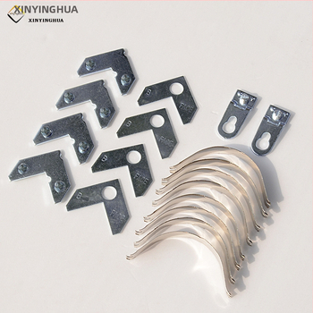 Nuotraukų rėmų iš aliuminio lydinio komplektas – štampuota metalinė konstrukcija, įskaičiuojami 4 kampiniai laikikliai, 4 tarpikliai, 8 spyruokliniai klipai ir 2 kabliukai