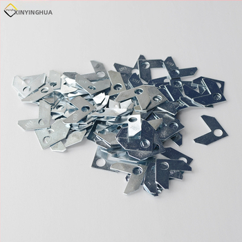 Nuotraukų rėmų iš aliuminio lydinio komplektas – štampuota metalinė konstrukcija, įskaičiuojami 4 kampiniai laikikliai, 4 tarpikliai, 8 spyruokliniai klipai ir 2 kabliukai