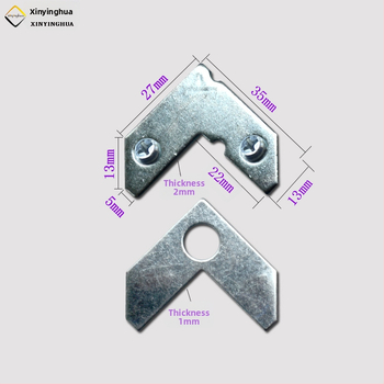 Nuotraukų rėmų iš aliuminio lydinio komplektas – štampuota metalinė konstrukcija, įskaičiuojami 4 kampiniai laikikliai, 4 tarpikliai, 8 spyruokliniai klipai ir 2 kabliukai