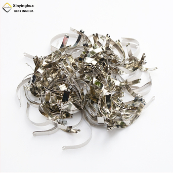 Nuotraukų rėmų iš aliuminio lydinio komplektas – štampuota metalinė konstrukcija, įskaičiuojami 4 kampiniai laikikliai, 4 tarpikliai, 8 spyruokliniai klipai ir 2 kabliukai