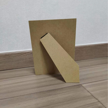 Drvena pozadina za okvir fotografija – mehanička izrada, stražnja ploča, moderni minimalistički stil, pogodna za dnevni boravak, spavaću sobu i studij.
