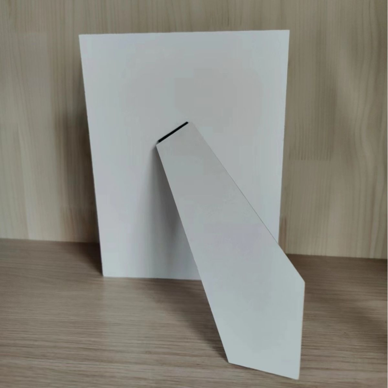 Drvena pozadina za okvir fotografija – mehanička izrada, stražnja ploča, moderni minimalistički stil, pogodna za dnevni boravak, spavaću sobu i studij.
