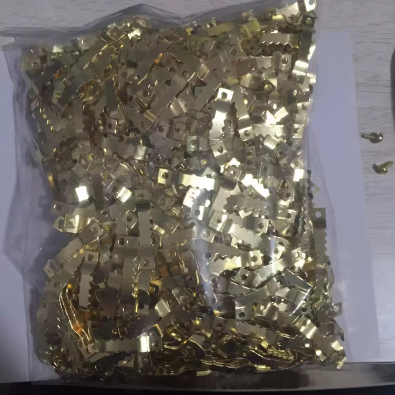 Qijie metalni dvostrano zubasti vješak za okvir za izvešavanje (kod 1045)