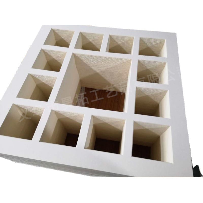 Medinis nuotraukų rėmelis su kartono įdėklu, mechaninė gamyba, kryžminis siuvinėjimas, modernus minimalistinis stilius balkono apdailai