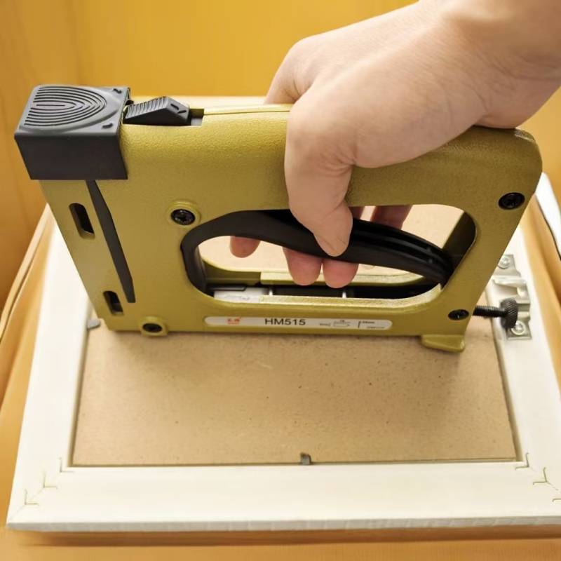 Ručni pištolj za nokte za stražnji panel foto okvira — metalna konstrukcija, otiskivanje, HM515 model, marka Mite (Model HM515; Materijal: Metal; Obrada: Otiskivanje; Tip: Ručni pištolj za nokte)