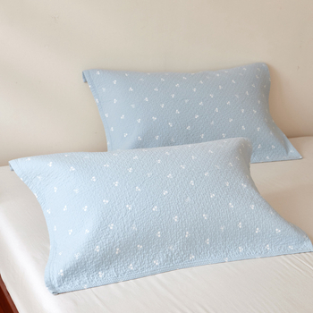 Dviejų pagalvių užvalkalų rinkinys su fiksuotomis juostelėmis, šilko gėlių medžiaga, be logotipo