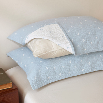 Dviejų pagalvių užvalkalų rinkinys su fiksuotomis juostelėmis, šilko gėlių medžiaga, be logotipo