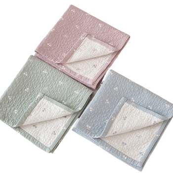 Dviejų pagalvių užvalkalų rinkinys su fiksuotomis juostelėmis, šilko gėlių medžiaga, be logotipo