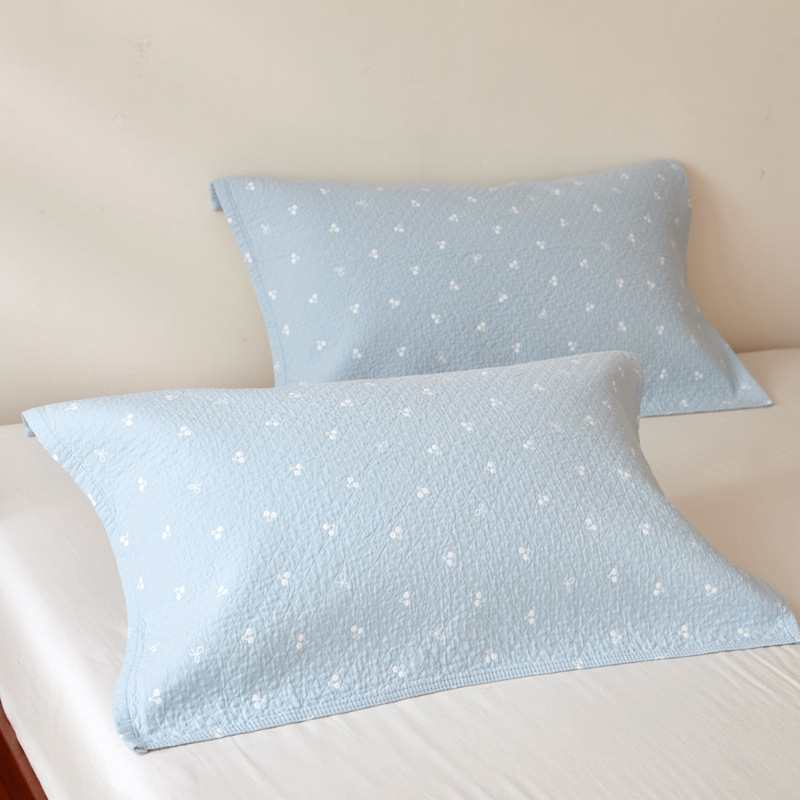 Dviejų pagalvių užvalkalų rinkinys su fiksuotomis juostelėmis, šilko gėlių medžiaga, be logotipo