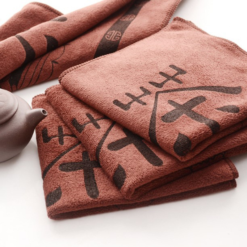 Mikroszálas teás törölköző teaházhoz, 80% poliészter, 20% poliamid, 45 g/m², logóval nyomtatva, vízfelvétel 26–30 s