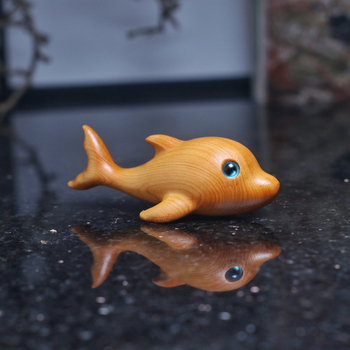 Fából készült delfin faragott dekorfigura – asztali dekoráció; DIY-barát, testreszabható mintával; anyag: fa; vezérlési mód: inertia