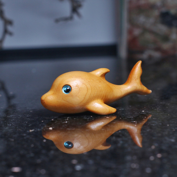 Fából készült delfin faragott dekorfigura – asztali dekoráció; DIY-barát, testreszabható mintával; anyag: fa; vezérlési mód: inertia