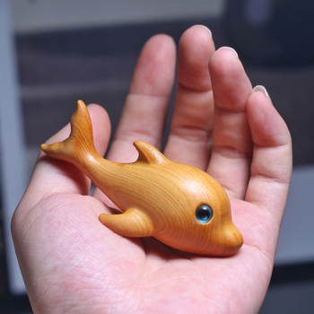 Fából készült delfin faragott dekorfigura – asztali dekoráció; DIY-barát, testreszabható mintával; anyag: fa; vezérlési mód: inertia