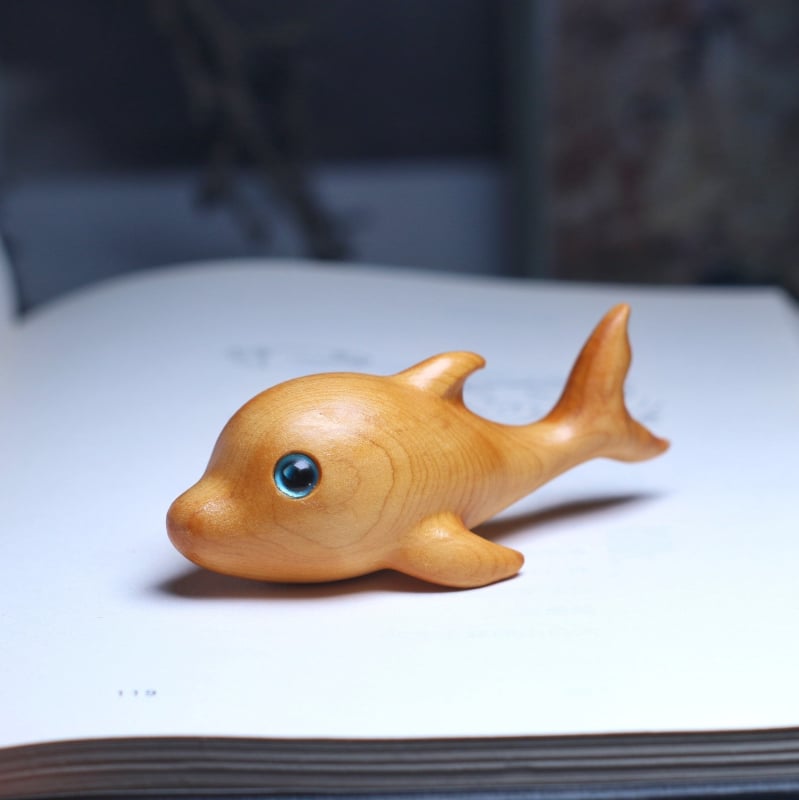 Fából készült delfin faragott dekorfigura – asztali dekoráció; DIY-barát, testreszabható mintával; anyag: fa; vezérlési mód: inertia