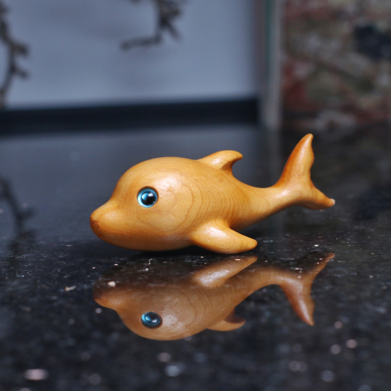 Fából készült delfin faragott dekorfigura – asztali dekoráció; DIY-barát, testreszabható mintával; anyag: fa; vezérlési mód: inertia