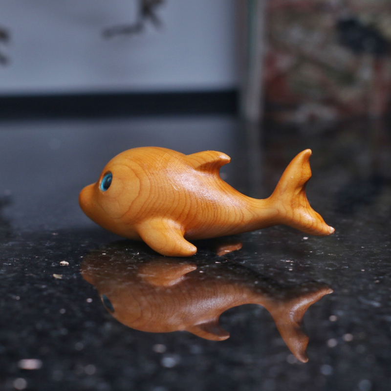 Fából készült delfin faragott dekorfigura – asztali dekoráció; DIY-barát, testreszabható mintával; anyag: fa; vezérlési mód: inertia