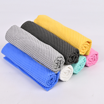 Spordirätik kunstliku naha sarnasusega, 140 g, kiire vees imendumine (0–5 s), jahutav mõju.