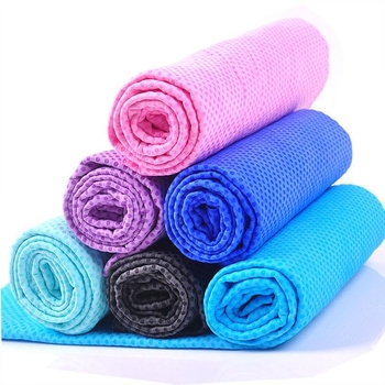 Spordirätik kunstliku naha sarnasusega, 140 g, kiire vees imendumine (0–5 s), jahutav mõju.