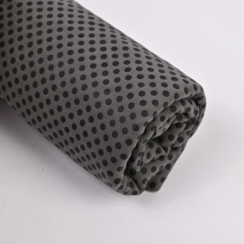 Spordirätik kunstliku naha sarnasusega, 140 g, kiire vees imendumine (0–5 s), jahutav mõju.