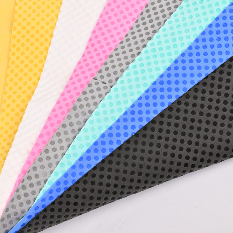 Spordirätik kunstliku naha sarnasusega, 140 g, kiire vees imendumine (0–5 s), jahutav mõju.