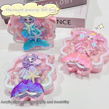 Meitenēm paredzēts jūras sirēnas astes un jūras gliemežu motīvs – kaklarota, gredzens un matu klipsi – materiāls PC – vecums 3–10 gadi – rudens 2025 izdevums