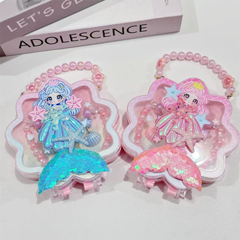 Meitenēm paredzēts jūras sirēnas astes un jūras gliemežu motīvs – kaklarota, gredzens un matu klipsi – materiāls PC – vecums 3–10 gadi – rudens 2025 izdevums