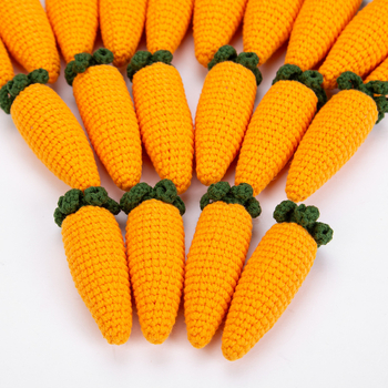 Tamborēts piekariņš burkāna formā no diega — rokas darbs, karikatūras stila, burkāna motīvs, pielāgojams