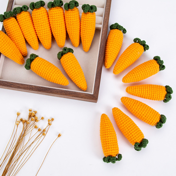 Tamborēts piekariņš burkāna formā no diega — rokas darbs, karikatūras stila, burkāna motīvs, pielāgojams