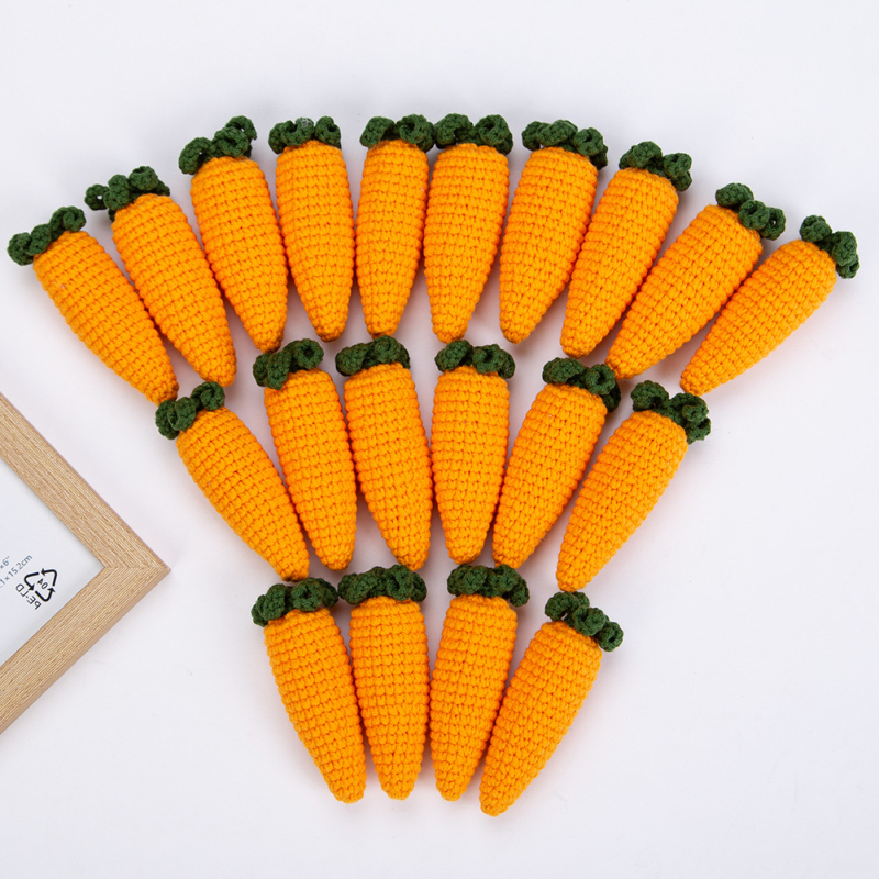 Tamborēts piekariņš burkāna formā no diega — rokas darbs, karikatūras stila, burkāna motīvs, pielāgojams