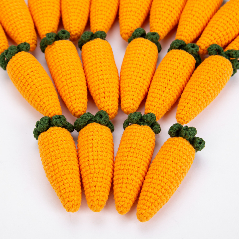 Tamborēts piekariņš burkāna formā no diega — rokas darbs, karikatūras stila, burkāna motīvs, pielāgojams