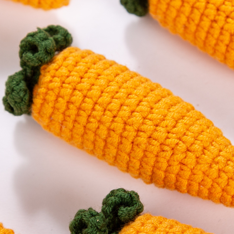 Tamborēts piekariņš burkāna formā no diega — rokas darbs, karikatūras stila, burkāna motīvs, pielāgojams