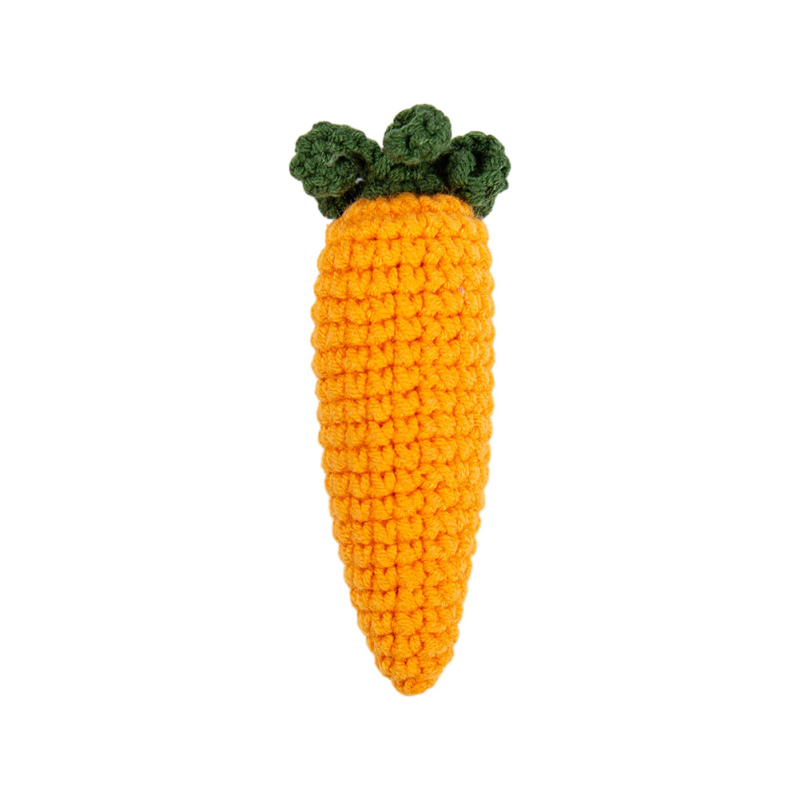 Tamborēts piekariņš burkāna formā no diega — rokas darbs, karikatūras stila, burkāna motīvs, pielāgojams