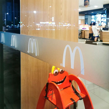 PVC fólia irodai üvegajtókhoz, matt átlátszó felülettel, öntapadós, UV nyomtatás, személyre szabható mintázat, márka Xing huinan, alkalmas nappalira, hálószobára és kereskedelmi helyiségekre