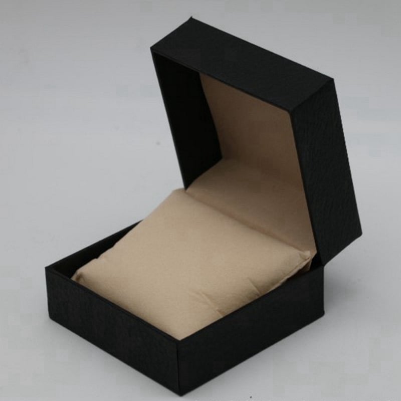 PU bőr óradoboz felnyíló fedéllel, ékszertároló funkcióval, nyomtatott logóval, 100 darabos csomag