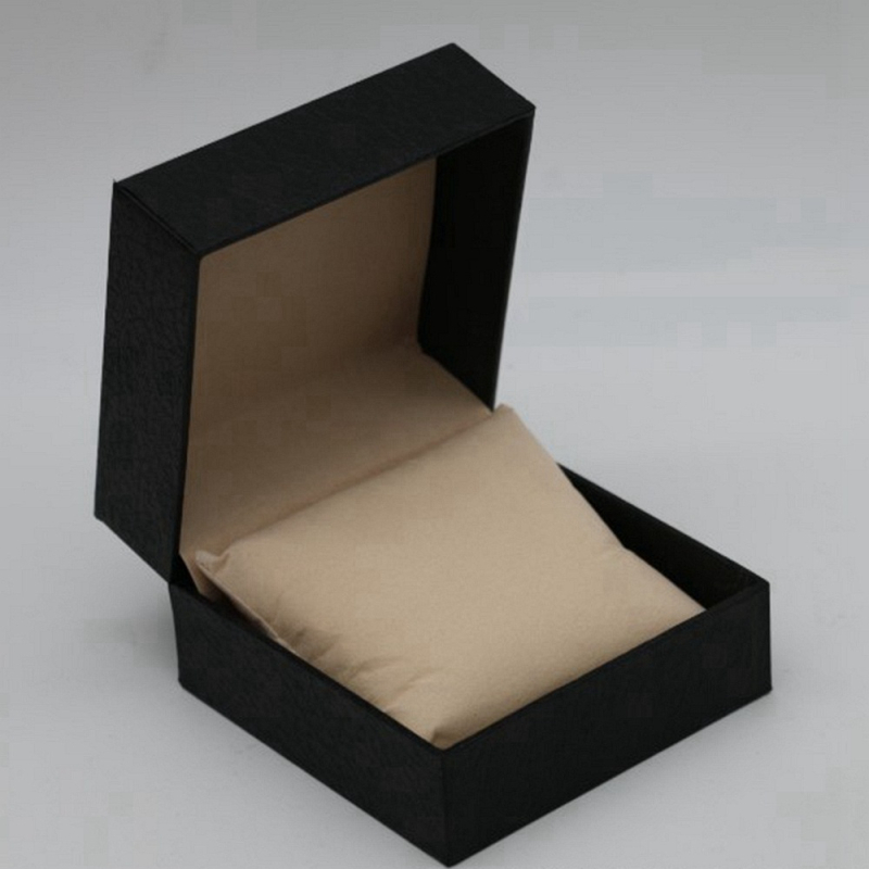 PU bőr óradoboz felnyíló fedéllel, ékszertároló funkcióval, nyomtatott logóval, 100 darabos csomag