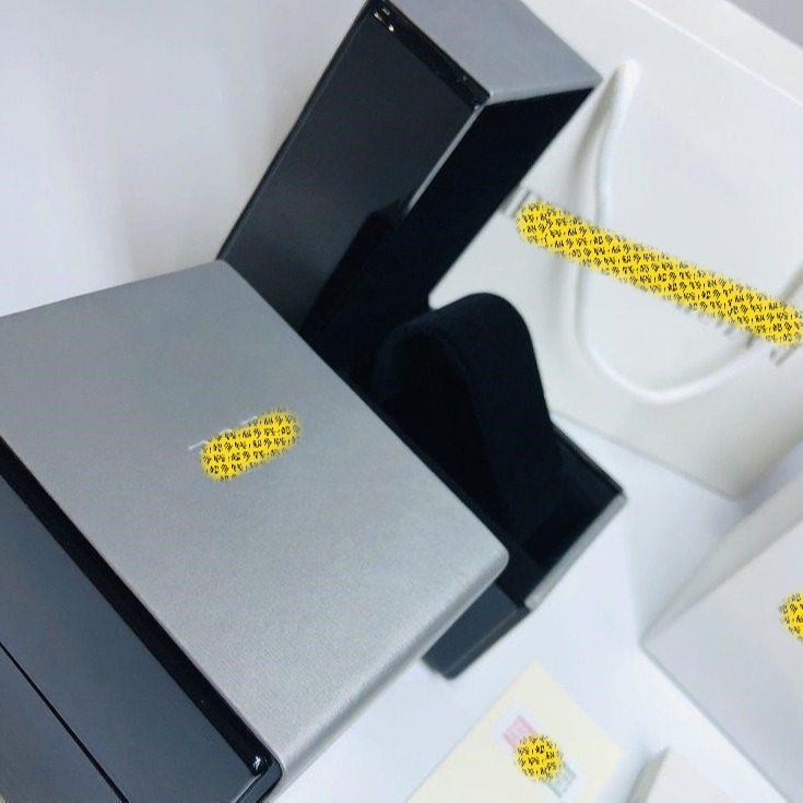 RA1926 Gyöngyvirág motívumos óradoboz — karton ékszerdoboz csomagolás, ajándékdoboz