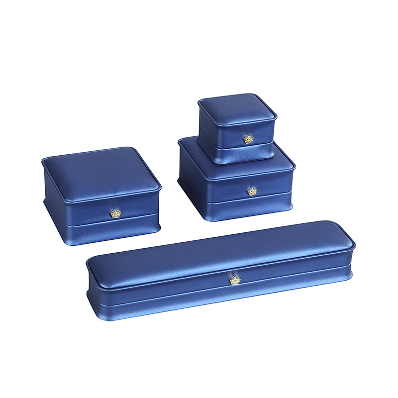 Šperkovnica s PU koženým velúrom a korunou, prispôsobiteľná značkou Qibang | materiály: plastová krabička + PU koža + flanel | účel: balenie/vystavenie šperkov | typ balenia: vrecko