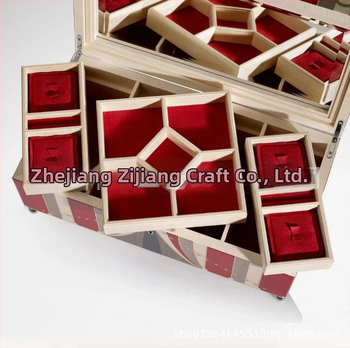 Drevená šperkovnica s povrchom piano lak a parketovým vzorom – JEW0528, ilogpro