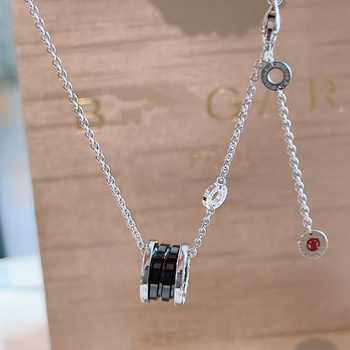 Nyaklánc Vgold anyagból, geometriai forma, keresztlánc, medál V gold, könnyed luxus stílus