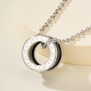 Nyaklánc Vgold anyagból, geometriai forma, keresztlánc, medál V gold, könnyed luxus stílus