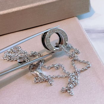 Nyaklánc Vgold anyagból, geometriai forma, keresztlánc, medál V gold, könnyed luxus stílus