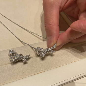 Colier cu fundă din argint S925, diamante complete, lanț obișnuit, stil lux ușor, lansare toamnă 2025