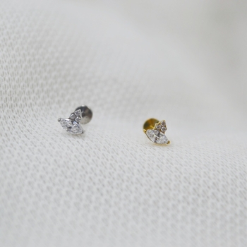 Lūpų piercing papuošalas – titano lydinys, G23 ASTM F136, geometrinis dizainas su gėlės kryžiumi ir marquise cirkoniu, graviruotas